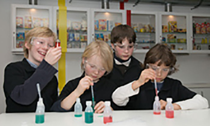 Kinder beim Experiment